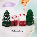 Dettaglio macro della casa in miniatura e dell'albero di Natale in resina da 2,4x2,6cm - Casa di Natale