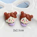 Macro-opname van 2x2,1 cm schattige hars bedeltjes van meisjes voor DIY-knutselwerkjes - Broodje Meisje