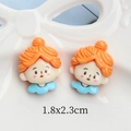 Dettaglio di ciondoli in resina 1,8x2,3cm che mostrano graziose ragazze dei cartoni - Ragazza con Caschetto Arancione