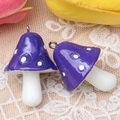 Vue macro de breloques champignons en résine violette avec anneaux en argent - Violet