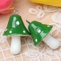 Paire de grands pendentifs champignons verts en résine avec pois blancs et crochets argentés - Vert