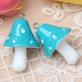 Détail de pendentifs champignons en résine bleue avec pois blancs pour bijoux DIY - Bleu