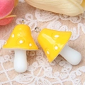 Détail de breloques champignons en résine jaune à pois blancs avec anneaux en métal - Jaune
