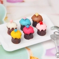 Set of six miniature resin star cupcakes in various colors for dollhouse DIY decoration - Multicolor