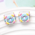 Perle quadrate fai-da-te con rilievo 3D a ciambella colorata per catenine per telefoni - 1.6x1.9cm / Perlina Bianca e Anello Blu