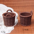 Mini cestino in resina marrone per casa delle bambole con dimensioni 3 cm di altezza e 2,9 - Medio / Marrone con Manici