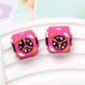 Detailaufnahme von rosaroten Silikonwürfelperlen mit Donut-Motiv für DIY-Schmuckherstellung - 1.6x1.9cm / Rosenrote Perle und Brauner Ring