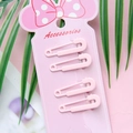 Set van 4 pastelroze veiligheidsspeld haarclips op een decoratieve roze displaykaart - Roze