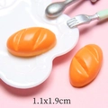 Macro-opname van miniatuur broodjes van hars 1,1x1,9cm voor poppenhuizen en DIY-hobby - Lunch Bag