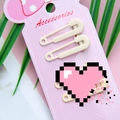 Set van crèmekleurige paperclip haarspeldjes op een roze kaart met strikpatroon - Broken Wit