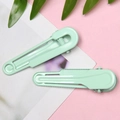 Detail van mat mintgroene haarklemmen met antislip tanden voor een stevige styling - Lichtgroen