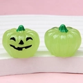 Detail van lichtgroene lichtgevende hars pompoenen met Jack-o'-lantern gezichtje - 3D / Zwarte Ogen Met Een Gebogen Glimlach - Lichtgevend Groen