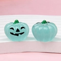 Macro-detail van 3D lichtgevende Halloween pompoen ornamenten op een witte houder - 3D / Zwarte Ogen Met Een Gebogen Glimlach - Lichtgevend Blauw