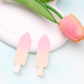 Detalle de las pinzas para el cabello con degradado rosa y amarillo en plato de cerámica - Rosa Claro Degradado