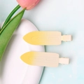 Detalle de pinzas metálicas con degradado amarillo y blanco en plato decorativo - Amarillo Degradado