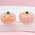Gedetailleerde opname van 3D lichtgevende Halloween pompoen bedeltjes met gezichtjes erop - 3D / Gele Ogen Met Een Gebogen Glimlach - Glow-in-the-dark Poeder