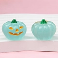 Dettaglio di perline a forma di zucca verde chiaro traslucido per gioielli fai da te - 3D / Luminous Blue Yellow Eye Smiling