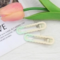 Détail de deux barrettes à cheveux ondulées dégradées avec finition mate vert menthe - Vert clair