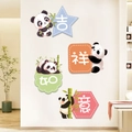 Dettaglio di quattro adesivi murali panda con caratteri cinesi fortunati su muro bianco - Stile Fortuna Auspicata (KSXN-131)