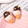 Macro-opname van 3D hars ijsbedeltjes met chocolade en wafelstructuur voor DIY - Koffie En Wit Hart Ijsbeker