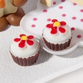 Vue macro de cupcakes miniatures en résine avec fleurs pour accessoires DIY créatifs - Fond Café Grande Fleur Rouge