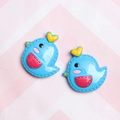 Macro-opname van blauwe cartoon vogelhars bedeltjes voor DIY sieraden en decoratie - Donkerblauw