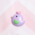 Detail van paarse cartoon vogel hars bedeltje met roze hartje voor doe-het-zelf handwerk - Lavendel