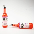 Detailansicht der orangefarbenen Cocktailflaschen-Anhänger aus Harz für DIY-Schmuck - Rot