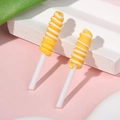Detail von gelb-weißem Spiral-Harz-Lollipop-Anhänger für Bastelarbeiten und Schmuck - Gelb