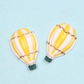 Makro-Detail gelb-weiß gestreifter Heißluftballon-Anhänger aus Harz für DIY-Deko - Gelb