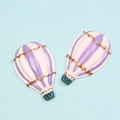 Details von lila-weiß gestreiften Heißluftballon-Harzanhängern für DIY-Bastelarbeiten - Lila