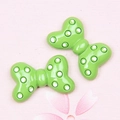 Detalle de lazos de resina verde con lunares blancos para accesorios de pelo y DIY - Lazo de Lunares / Verde Hierba