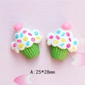 Detailansicht von zwei Mini-Harz-Cupcakes für DIY-Handwerk mit Maßen von 25x28 mm - Grüne Basis