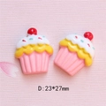 Detailansicht der 23x27mm Harz-Cupcake-Anhänger mit weißem Guss und roter Kirsche - Rosa und Gelb