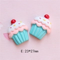 Nahaufnahme von 23x27mm Harz Cupcake Dekoelementen für DIY Handyhüllen Gestaltung - Blau + Rosa