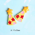 Vista macro de estrellas de resina amarilla con patrones rojos para accesorios de pelo - Sombrero de Fiesta con Estrella Amarilla (A) / 17x33mm
