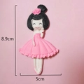Détail de figurine ballerine rose montrant les dimensions 8,9 cm de haut et 5 cm - Chignon Robe Rose