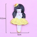 Détail d'une figurine de ballerine en résine mesurant 8,2 cm x 5 cm pour DIY - Cheveux Lâchés Robe Jaune