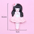 Détail d'une figurine de danseuse en résine montrant la hauteur précise de 8,2 cm - Cheveux Lâchés Robe Rose