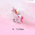 Makrofoto eines glitzernden Einhorn-Anhängers aus Harz für DIY-Bastelarbeiten in 17x20mm Größe - Seitlicher Geflügelter Einhorn-Stil (H)