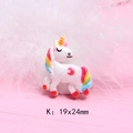 Nahaufnahme des Glitzer-Einhorn-Charms aus Harz, 19x24mm, mit Regenbogenmähne auf Federn - Regenbogenmähnen Einhorn-Stil (K)