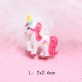Makroaufnahme von glitzerndem Einhorn-Harzanhänger mit Maßen 2x2,6 cm für DIY - Traumhafter Geflügelter Einhorn-Stil (L)