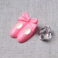 Gedetailleerde weergave van roze hars ballerina schoentjes met strikjes voor DIY - Per stuk verkocht / Roze Balletschoenen