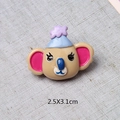 Détail breloque koala en résine DIY avec chapeau violet, 2,5x3,1cm pour bijoux et artisanat - Tête de Souris