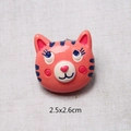 Mignon charm chat rose en résine 2.5x2.6cm avec rayures bleues pour coque de téléphone et bijoux - Tête de Chat
