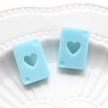 Détail macro de breloques en résine bleue en forme de carte poker pour loisirs créatifs - Zircon Bleu Clair