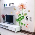 Détail de stickers muraux 3D lotus et poissons rouges sur un mur de salon de télévision - Design de Carpe Lotus (SK9274)