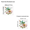Vue détaillée des dimensions du sticker mural libellule 3D et du design Be Kind - Style Libellule Verte Lotus (KSC77C) / 30x30cm