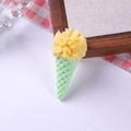 Détail de fleur en ruban jaune sur cône de glace vert menthe pour accessoire DIY - Glace à la Boule Jaune