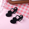 Detailansicht hochwertiger schwarzer Doppelherz-Haarspangen mit glänzendem Finish - 2-teiliges Set / Schwarz